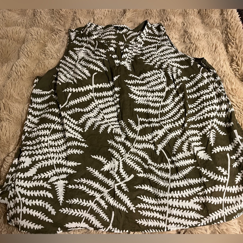 Pretty army green and whitete floral sleeveless blouse xxl